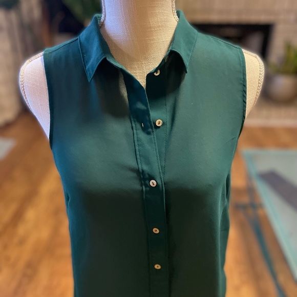 H and M Sleeveless Blouse - Picture 5 of 7